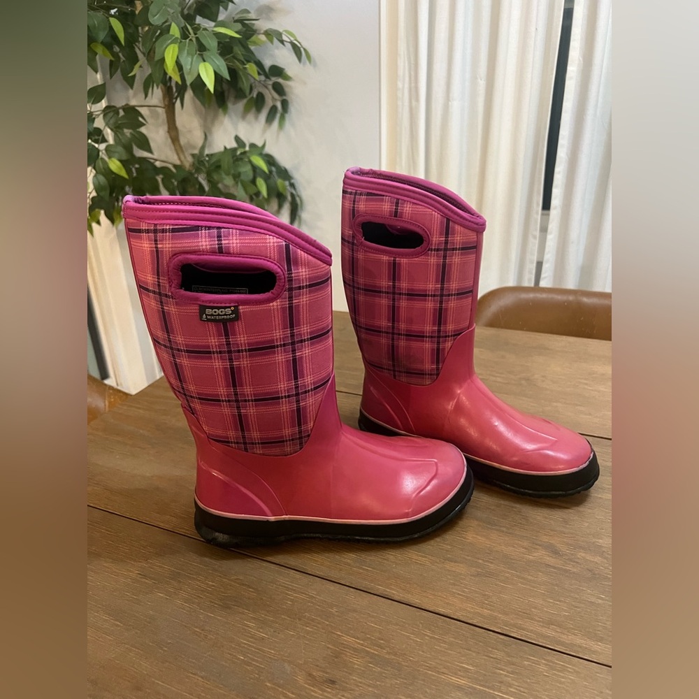BOGS Kids Classic Winter Plaid Boots, pink, youth size 6